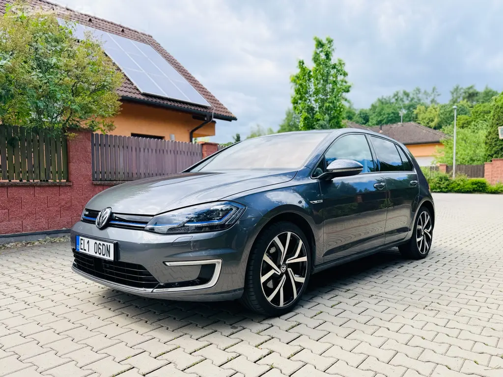 Volkswagen Golf VII e-Golf 2018 100kW dojezd 230km